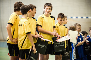 Pani Żaneta Igłowicz oraz pan Edward Strzymiński wręczają uczestnikom dyplomy i nagrody