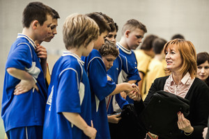 Pani Żaneta Igłowicz oraz pan Edward Strzymiński wręczają uczestnikom dyplomy i nagrody