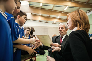 Pani Żaneta Igłowicz oraz pan Edward Strzymiński wręczają uczestnikom dyplomy i nagrody