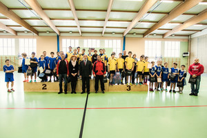 Wspólna fotografia drużyn, które zajęły miejsca od pierwszego do czwartego z trenerami oraz z panią Żanetą Igłowicz i panem Edwardem Strzymińskim. Pierwsze miejsce - drużyna z SP nr 4 w Kościanie, drugie miejsce - piłkarze z SP w Starej Przesiece Drugiej, trzecie miejsce - zespół ze Szkoły Podstawowej z Krzywinia, czwarte miejsce - drużyna z SP nr 3 w Kościanie. 