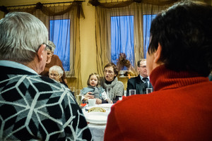 potkanie wigilijne dla seniorów w Starych Oborzyskach, na zdjęciu pani Maria Bidzińska z najmłodszą uczestniczką Wigilii - Milenką Majchrzak (3,5 r.), wspólnie śpiewają 