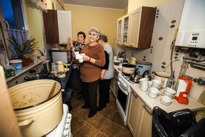 W kuchni trwają przygotowania do Wigilii.