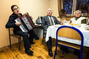 Wspólne śpiewanie kolęd przy akompaniamencie akordeonu.