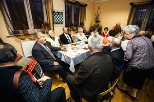 Wspólne śpiewanie kolęd przy akompaniamencie akordeonu.