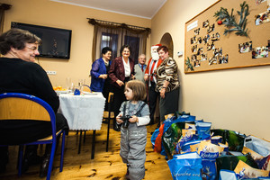 Gwiazdor również odwiedził seniorów w Starych Oborzyskach, te chwile uwieczniała także Milenka swoim małym aparatem. 