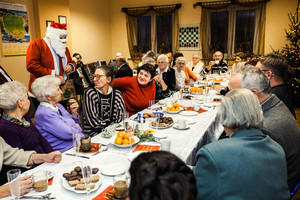Gwiazdor rozdaje seniorom prezenty