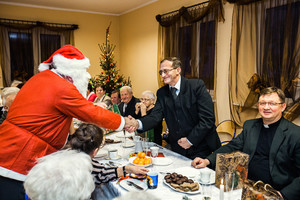 Gwiazdor rozdaje seniorom prezenty