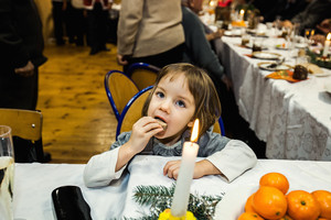 Milenka po skończonym śpiewaniu kolęd i fotografowaniu, postanowiła spróbować wigilijnych smakołyków.