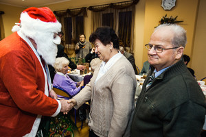 Gwiazdor rozdaje seniorom prezenty