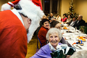 Święty Mikołaj ma także prezent dla najstarszej uczestniczki spotkania, pani Heleny Bachorz.