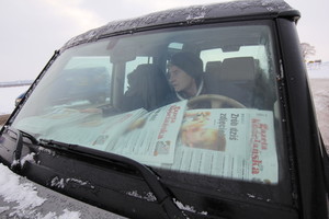 Alicja Żurek i Krzysztof Napierała kolportują najnowszy numer Gazety Kościańskiej 