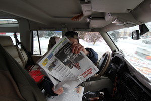 Alicja Żurek i Krzysztof Napierała kolportują najnowszy numer Gazety Kościańskiej 