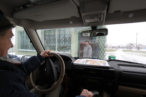 Alicja Żurek i Krzysztof Napierała kolportują najnowszy numer Gazety Kościańskiej 