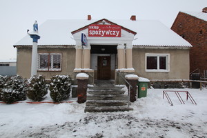 Alicja Żurek i Krzysztof Napierała kolportują najnowszy numer Gazety Kościańskiej 