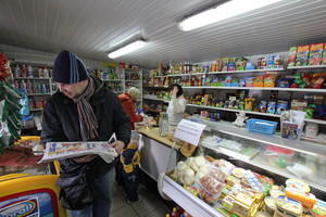 Alicja Żurek i Krzysztof Napierała kolportują najnowszy numer Gazety Kościańskiej 