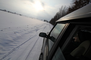 Alicja Żurek i Krzysztof Napierała kolportują najnowszy numer Gazety Kościańskiej 