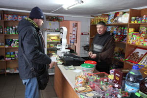 Alicja Żurek i Krzysztof Napierała kolportują najnowszy numer Gazety Kościańskiej 