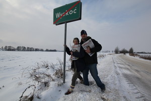 Alicja Żurek i Krzysztof Napierała kolportują najnowszy numer Gazety Kościańskiej 