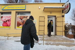 Alicja Żurek i Krzysztof Napierała kolportują najnowszy numer Gazety Kościańskiej 