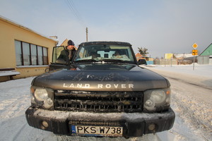 Alicja Żurek i Krzysztof Napierała kolportują najnowszy numer Gazety Kościańskiej 