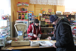 Alicja Żurek i Krzysztof Napierała kolportują najnowszy numer Gazety Kościańskiej 