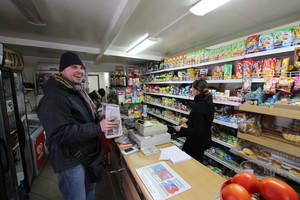 Alicja Żurek i Krzysztof Napierała kolportują najnowszy numer Gazety Kościańskiej 