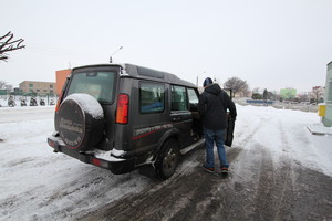 Alicja Żurek i Krzysztof Napierała kolportują najnowszy numer Gazety Kościańskiej 