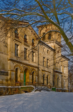 Ostatnie promienie przedpołudniowego słońca zdawały się na chwilę przywrócić wspomnienie dawnej świetności opuszczonego dziś pałacu w Czerwonej Wsi.