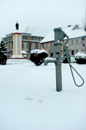 Kiedyś ta studnia stanowiła centrum życia towarzyskiego w Krzywinie. Teraz, gdy woda w kranie nie jest tu niczym niecodziennym, niepostrzeżenie pompa stała się pomnikiem minionych czasów.