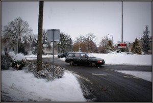  Próbowałem zrobić zdjęcie godziny 12:12, niestety okazało sie to trudniejsze niż myślałem, dlatego na przekór jest 12:13 Zdjęcie zegara na Rondzie Solidarności W Kościanie. Fot. Łukasz Wojciak