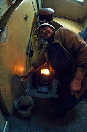 Krzysztof Szydłowski. Babcia Władysława podczas walki z zimowymi mrozami. Kościan, ulica Wielichowska.