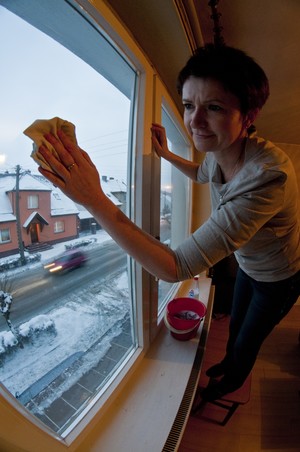 Krzysztof Szydłowski. Pani Barbara przygotowuje dom na nadchodzące Święta Bożego Narodzenia. Kościan, ulica Wielichowska.