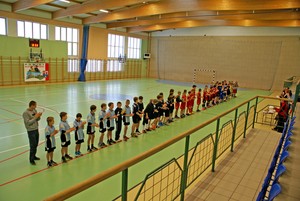 Autorka - Barbara Zaborska. Rozpoczęcie XIV Gwiazdkowego Turnieju o Puchar Starosty Kościańskiego w Piłce Nożnej Halowej Szkół Podstawowych w Starych Oborzyskach. Zdjęcie wykonano w ramach działalności Koła FOTO-WIDEO z Gimnazjum im. Jana Pawła II w Starych Oborzyskach. Autorka jest opiekunem Koła.