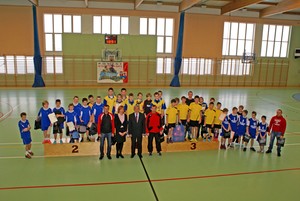 Autorka - Barbara Zaborska. Zdjęcie grupowe zwycięzców, opiekunów oraz organizatorów XIV Gwiazdkowego Turnieju o Puchar Starosty Kościańskiego w Piłce Nożnej Halowej Szkół Podstawowych w Starych Oborzyskach. I miejsce wywalczył zespół ze Szkoły Podstawowej nr 4 w Kościanie. II miejsce zajęli młodzi piłkarze z podstawówki w Starej Przysiece Drugiej, a trzecie - drużyna ze Szkoły Podstawowej w Krzywiniu. Tuż za podium znaleźli się uczniowie ze Szkoły Podstawowej nr 3 w Kościanie. Na zdjęciu widzimy także m.in. Wicestarostę Kościańskiego Edwarda Strzymińskiego oraz panią dyrektor Szkoły Podstawowej w Starych Oborzyskach Żanetę Igłowicz-Nieć. Zdjęcie wykonano w ramach działalności Koła FOTO-WIDEO z Gimnazjum im. Jana Pawła II w Starych Oborzyskach. Autorka jest opiekunem Koła.