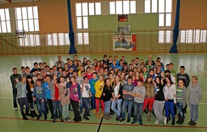 Barbara Zaborska. Na zdjęciu uczniowie Gimnazjum im. Jana Pawła II w Starych Oborzyskach, którzy popierają ogólnopolską akcję ewangelizacyjną NIE WSTYDZĘ SIĘ JEZUSA. Akcja została przeprowadzona 18 listopada 2012 roku do południa w Parafii pw. NMP Pocieszenia i św. Mikołaja w Starych Oborzyskach, a w godzinach wieczornych w hali sportowej gimnazjum podczas koncertu Tomka Dolskiego na zakończenie V Dnia Hobbysty. Do południa podczas Mszy św. ks. Proboszcz Wojciech Słomiński omawiał akcję i rozdano łącznie 100 breloków. Natomiast w szkole ks. Proboszcz wraz z panem Dyrektorem Romanem Podgórskim rozdali wśród młodzieży i zgromadzonych dorosłych kolejnych 100 breloków. Na zdjęciu tylko część naszych gimnazjalistów, którzy poprali akcję - tylko niektórzy mają breloki przy sobie. Więcej na http://www.mt1033.pl/