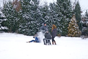 010 Autorka - Barbara Zaborska. Na zdjęciu członkowie Koła FOTO-WIDEO z Gimnazjum im. Jana Pawła II w Starych Oborzyskach podczas śnieżnych igraszek na szkolnym boisku: Sandra Głowicka, Wiktoria Kasińska, Adam Bossy i Wojtek Dyrcz. Autorka jest opiekunem Koła.