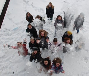 Klasa 1 c, d ze śmigielskiego gimnazjum, podczas spaceru przy wiatrakach. Fot. Andrzej Weber
