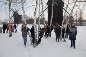 Klasa 1 c, d ze śmigielskiego gimnazjum, podczas spaceru przy wiatrakach. Fot. Andrzej Weber