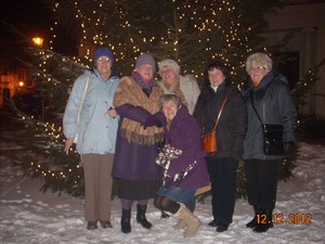 Autor zdjęcia - Nieznany Przechodzień:). Miejsce wykonania zdjęcia - kościański rynek. Osoby na fotografii: od lewej: Hania, Ula, Jola, Marysia, Bożena i Teresa. Okoloiczność wykonania zdjęcia: powrót z babskiego spotkania:)