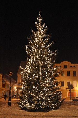 Autor: Mirosława Prałat. Tytuł: Nadchodzą święta. Miejsce wykonania: Rynek w Kościanie