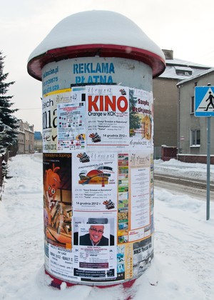 Anna Ryl. Fotografia przedstawia słup ogłoszeniowy. Zdjęcie zrobiłam na skrzyżowaniu ulic H.Sienkiewicza z A. Mickiewiacza w Kościanie.