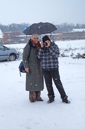 Adam Bossy. Na zdjęciu Wojciech Dyrcz i Barbara Zaborska podczas sesji Koła FOTO-WIDEO do Projektu PKS121212 - przed szkołą. Zdjęcie wykonano w ramach działalności Koła FOTO-WIDEO z Gimnazjum im. Jana Pawła II w Starych Oborzyskach.