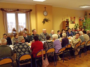Adam Bossy. Spotkanie wigilijne Klubu Seniora ze Starych Oborzysk w Domu Parafialnym w Starych Oborzyskach. Na spotkaniu był obecny także proboszcz parafii pw. NMP Pocieszenia i św. Mikołaja w Starych Oborzyskach - ks. Wojciech Słomiński, radny ze Starych Oborzysk - Zdzisław Gidaszewski oraz sołtysi z wiosek, z których mieszkańcy należą do Klubu Seniora. Zdjęcie wykonano w ramach działalności Koła FOTO-WIDEO z Gimnazjum im. Jana Pawła II w Starych Oborzyskach.