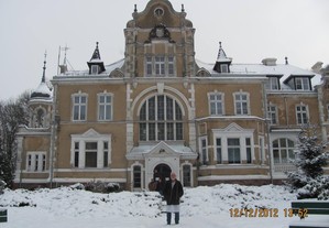 Marek Glapiński. Przed pałacem w Wonieściu - Stanisław Kurowski, Andrzej Stępień i ordynator Marek Berski wczesnym popołudniem.
