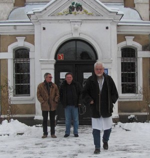 Marek Glapiński. Przed pałacem w Wonieściu - Stanisław Kurowski, Andrzej Stępień i ordynator Marek Berski wczesnym popołudniem.