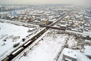 Sebastian Szerment. Przejazd kolejowy przy ulicy Gostyńskiej, oraz ratusz. Zdjęcie wykonano z wieży telefonii komórkowej przy ulicy Składowej w Kościanie.