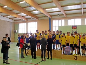 Autorka - Wiktoria Kasińska. Wicestarosta Kościański Edward Strzymiński wręcza puchar zwycięskiej drużynie ze Szkoły Podstawowej nr 4 w Kościanie podczas turnieju halowej piłki nożnej dla szkół podstawowych. Turniej odbył się w hali sportowej Starych Oborzyskach. Zdjęcie wykonano w ramach działalności Koła FOTO-WIDEO z Gimnazjum im. Jana Pawła II w Starych Oborzyskach.