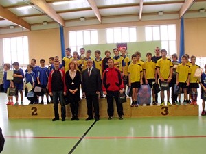 Autorka - Wiktoria Kasińska. XIV Gwiazdkowy Turniej o Puchar Starosty Kościańskiego w Piłce Nożnej Halowej Szkół Podstawowych w Starych Oborzyskach. Zdjęcie wykonano w ramach działalności Koła FOTO-WIDEO z Gimnazjum im. Jana Pawła II w Starych Oborzyskach.