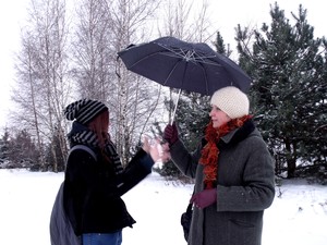 Autorka - Wiktoria Kasińska. Na zdjęciu Sandra Głowicka i Barbara Zaborska podczas sesji Koła FOTO-WIDEO do Projektu PKS121212. Zdjęcie wykonano w ramach działalności Koła FOTO-WIDEO z Gimnazjum im. Jana Pawła II w Starych Oborzyskach.