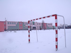 Autorka - Wiktoria Kasińska. Budynek Szkoły Podstawowej i Gimnazjum im. Jana Pawła II w Starych Oborzyskach - widok od strony boiska. Zdjęcie wykonano w ramach działalności Koła FOTO-WIDEO z Gimnazjum im. Jana Pawła II w Starych Oborzyskach.